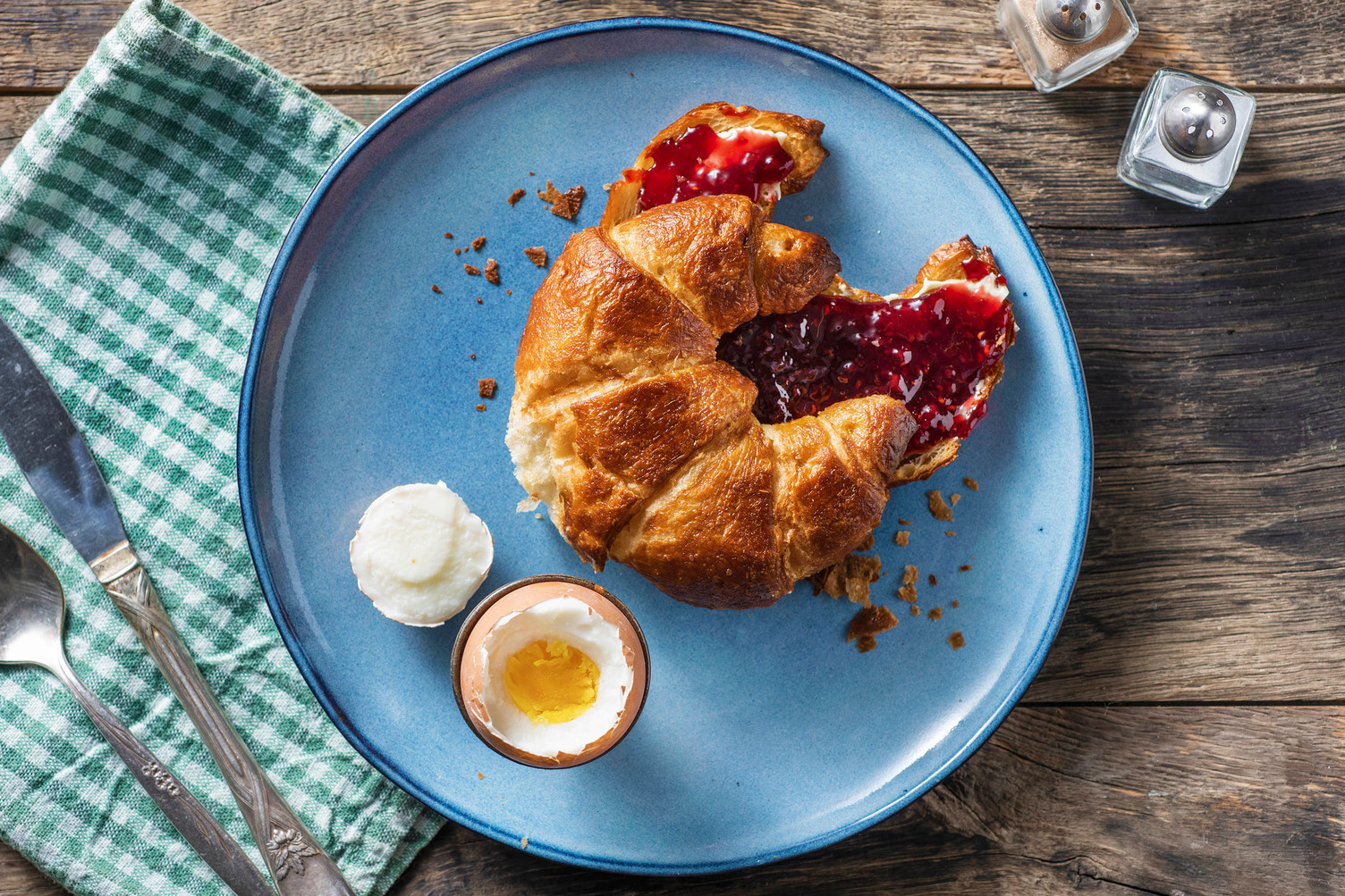 Croissant et œuf dur