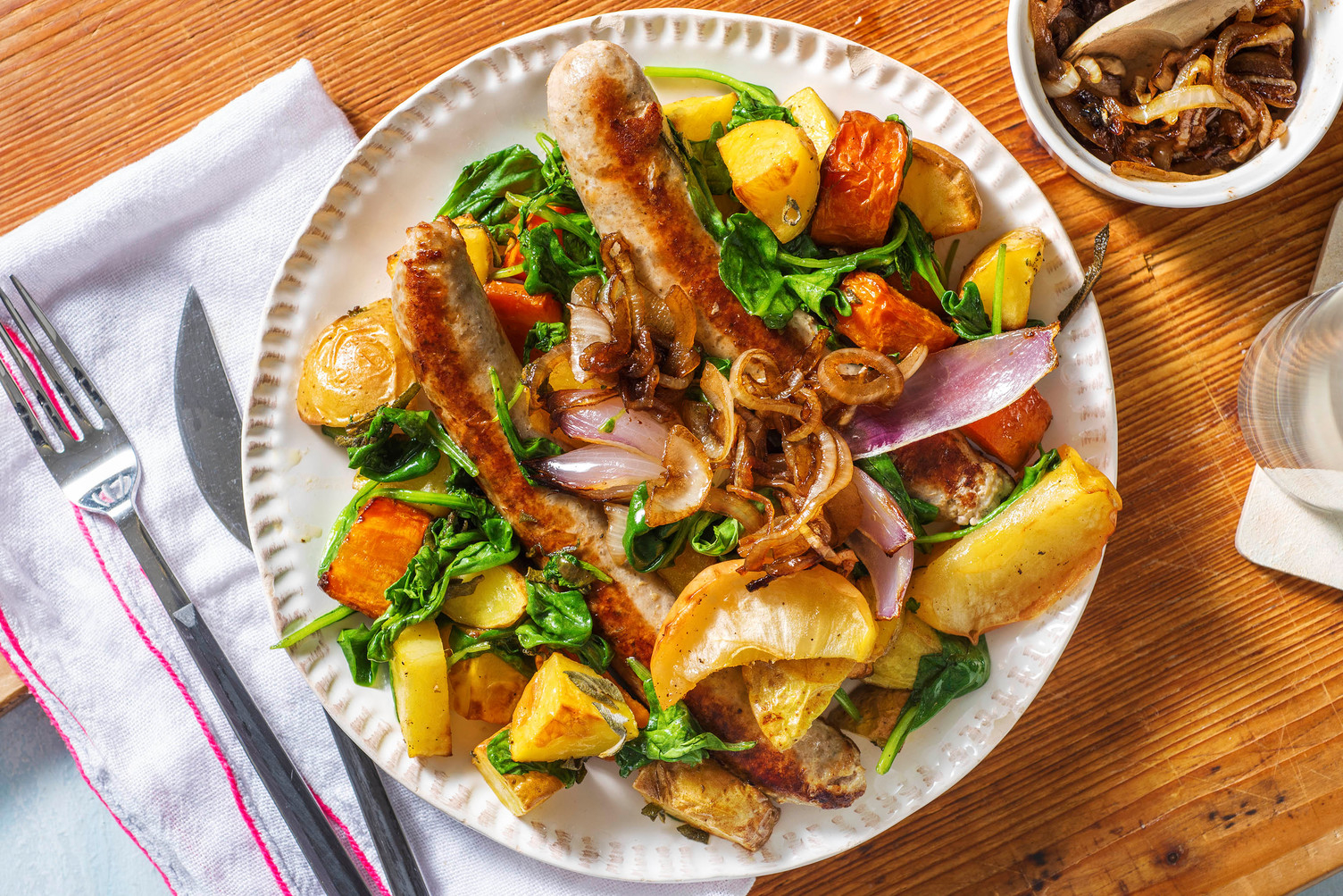 Ugnsstekt grillkorv och rostade grönsaker