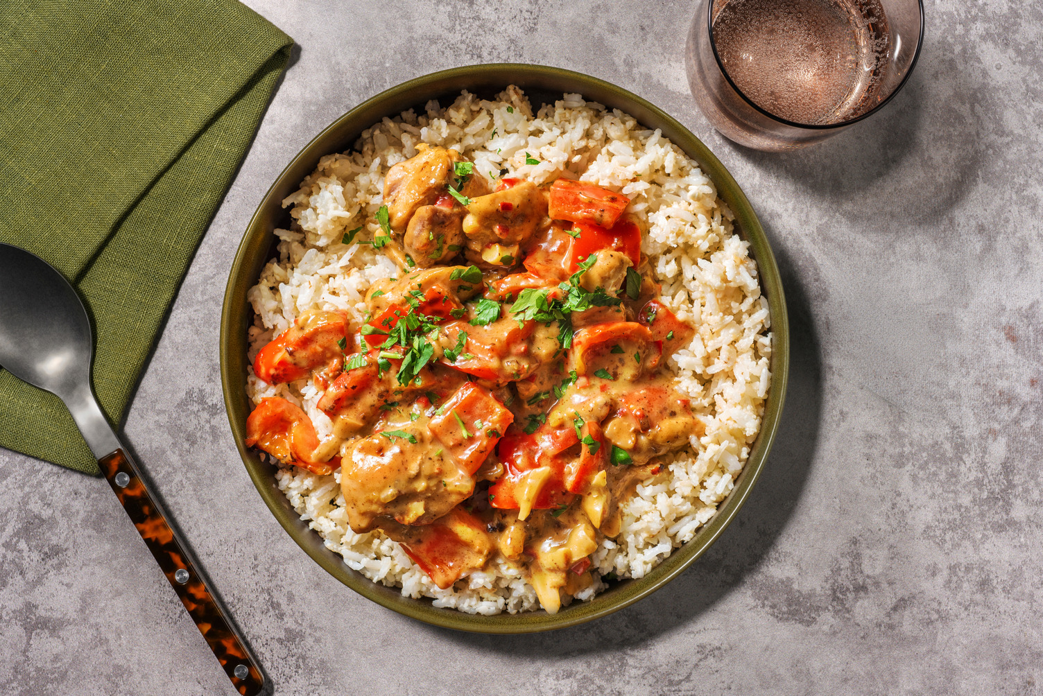 Kip in smokey stroganoff-stijl saus