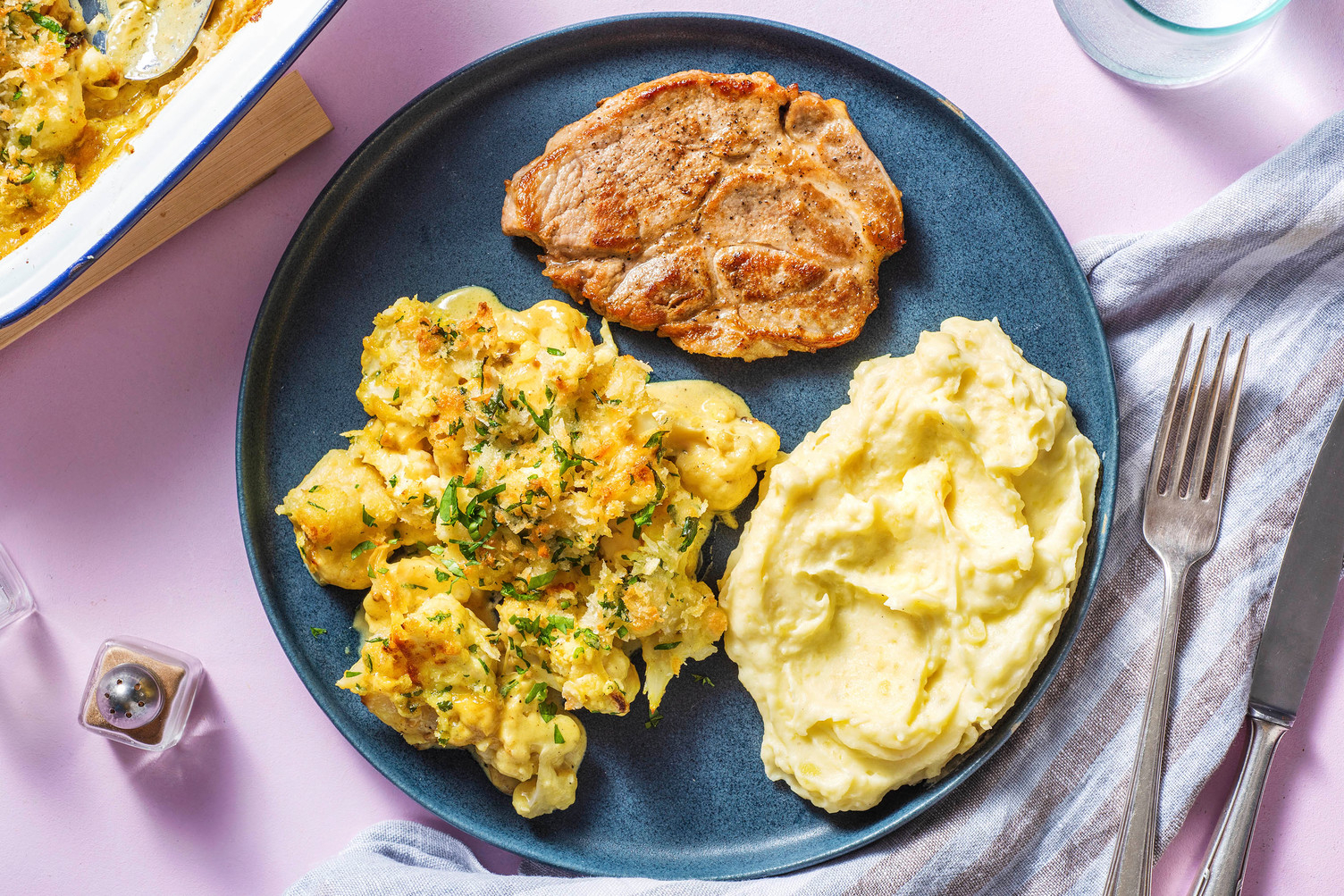 Ardeense gehakte steak met bloemkool en kaassaus uit de oven