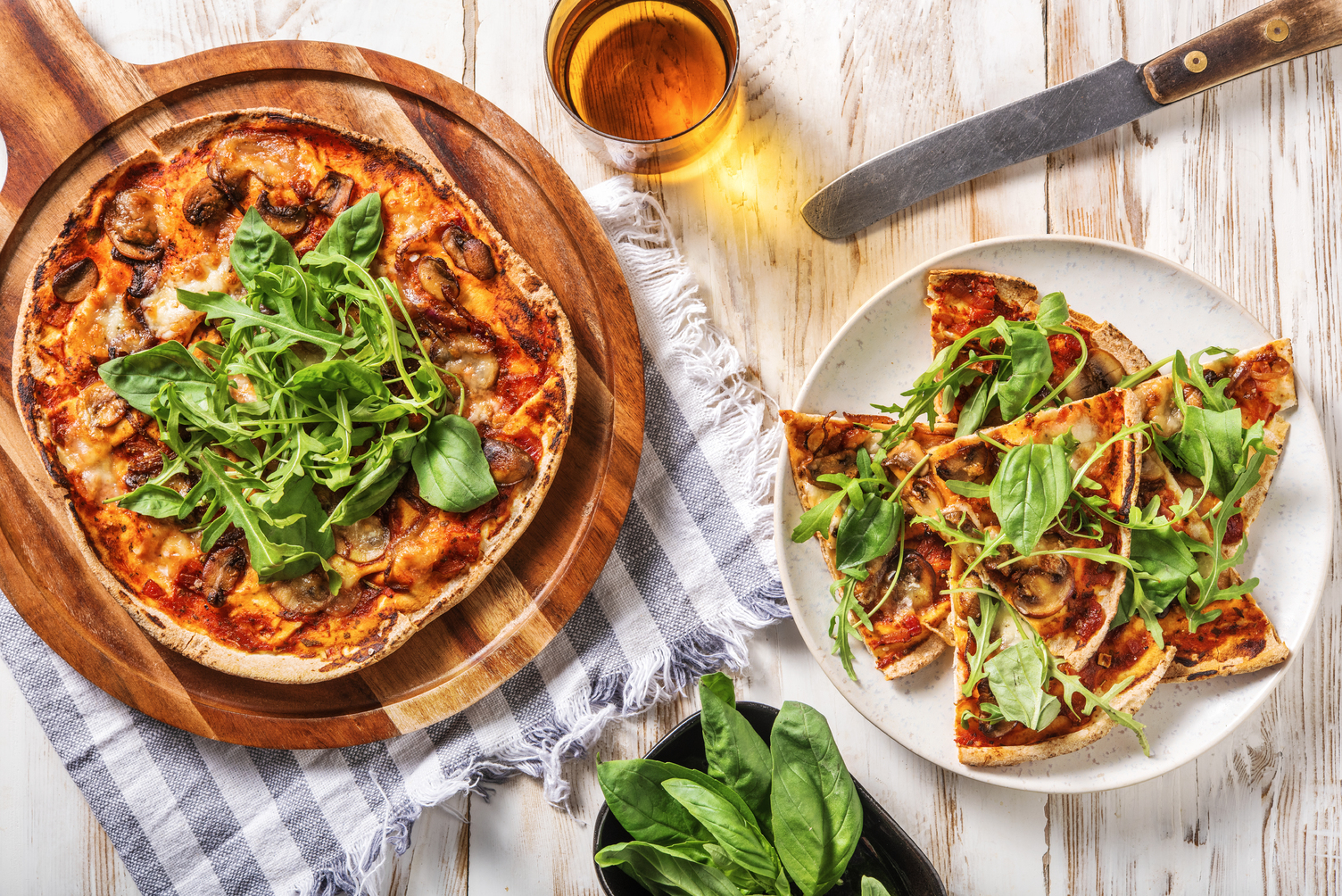 Pizza funghi sur pain plat à la mozzarella di bufala