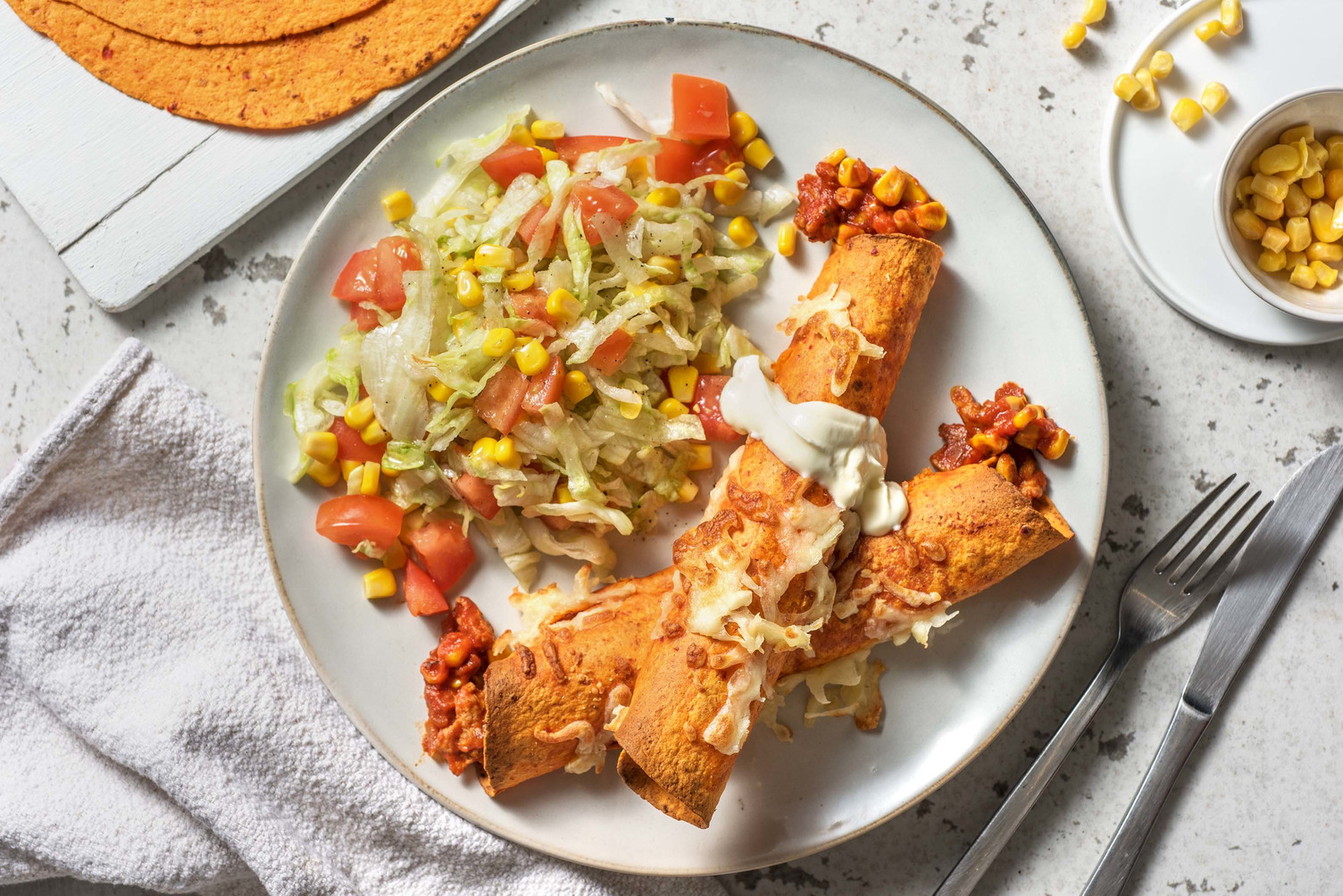 Enchiladas : tortillas au paprika et au chili avec du poulet haché 