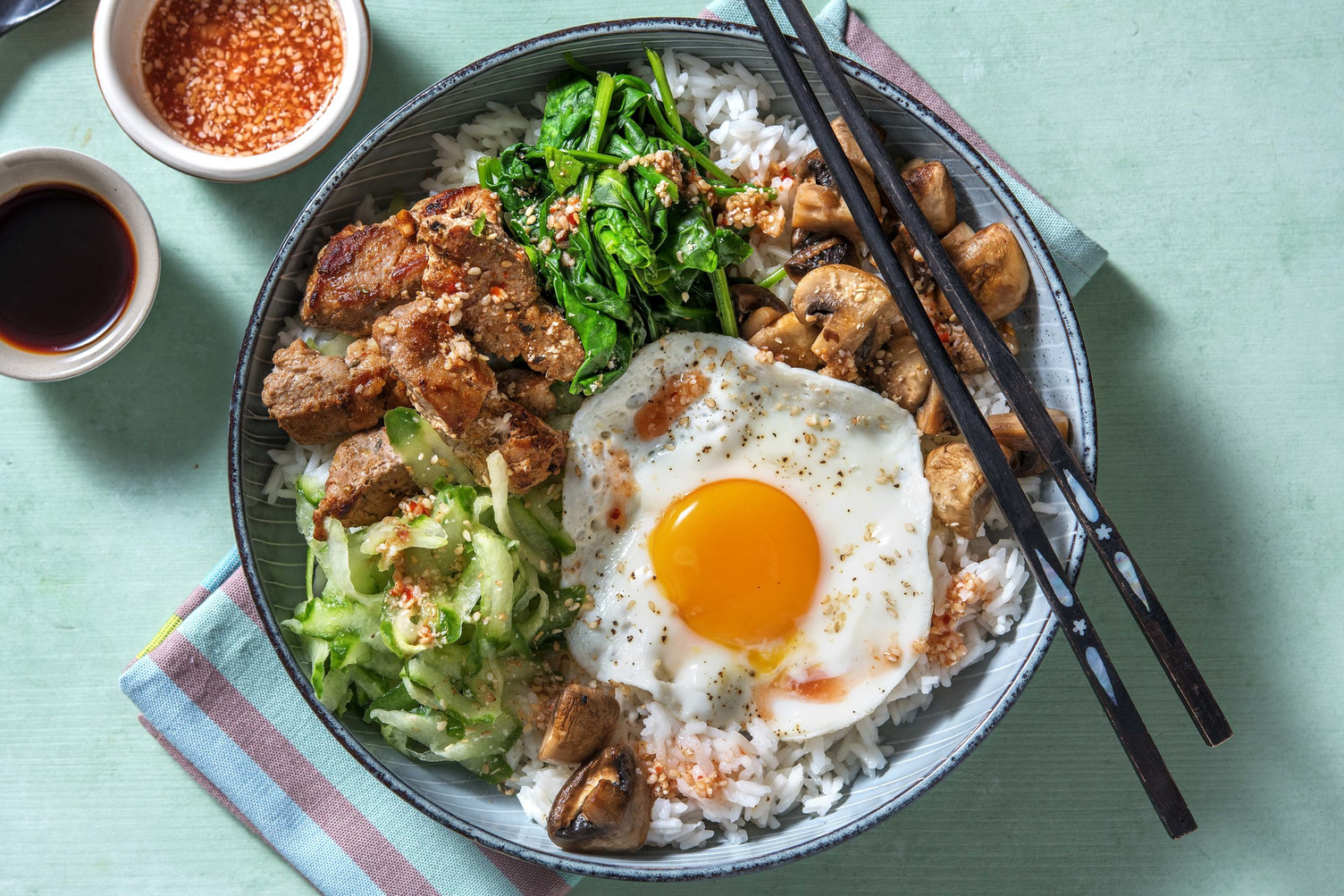 Koreaanse bibimbap met varkenshaasreepjes 