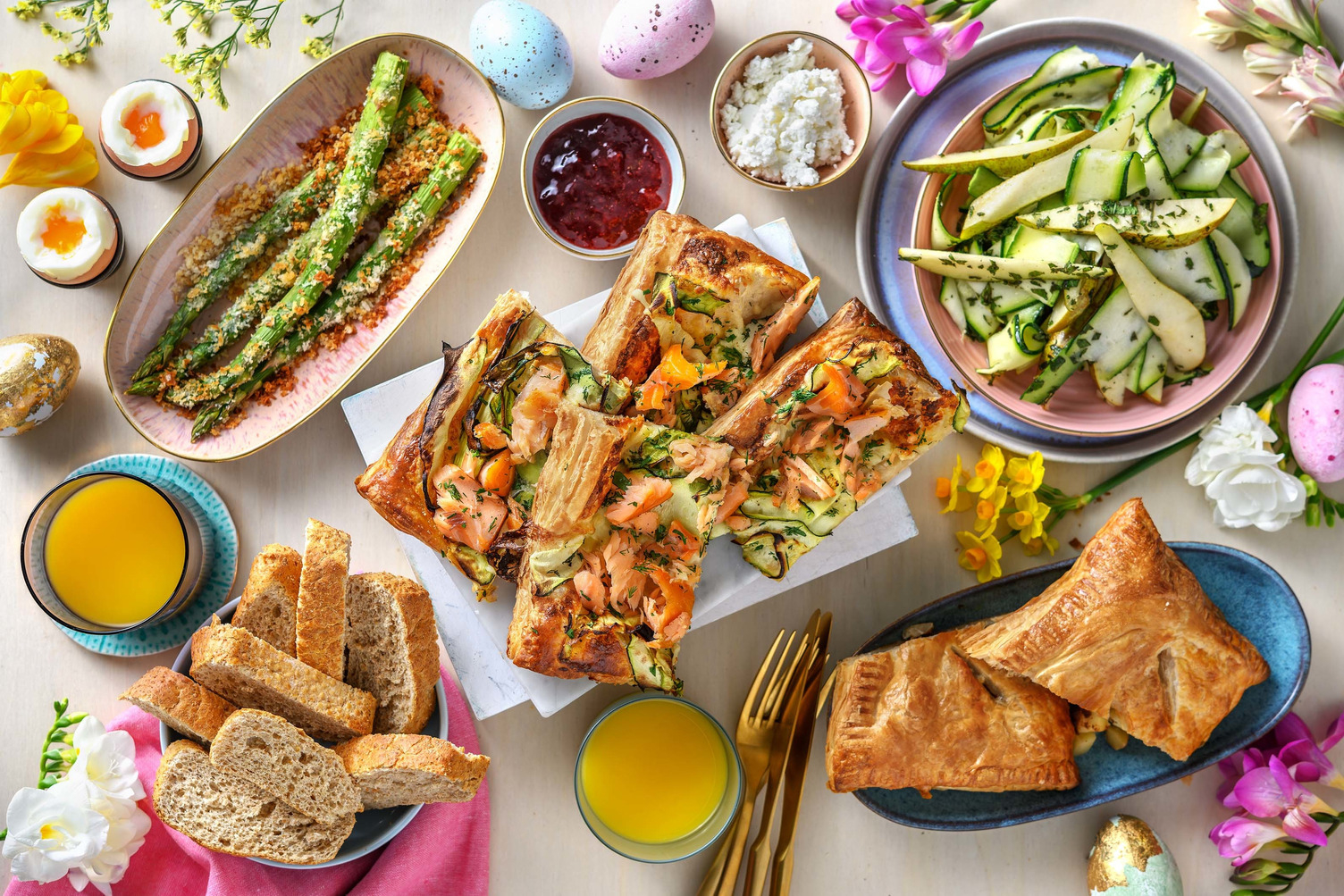 Brunch de Pâques : tarte saumon-courgettes, œufs à la coque, asperges et jus d'orange