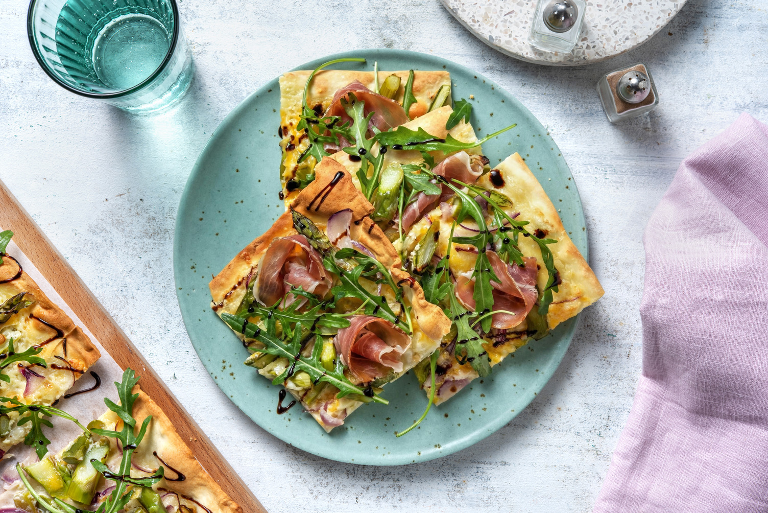 Flammkuchen mit grünem Spargel & Prosciutto 
