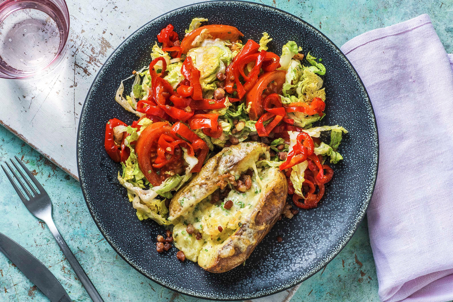 Pommes de terre rôtie aux lardons, à la crème aigre et au cheddar