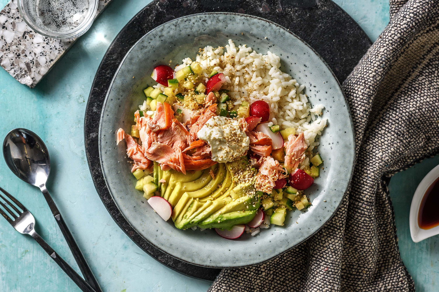 Sushibowl accompagné de miettes de saumon fumé et d'une mayonnaise au gingembre