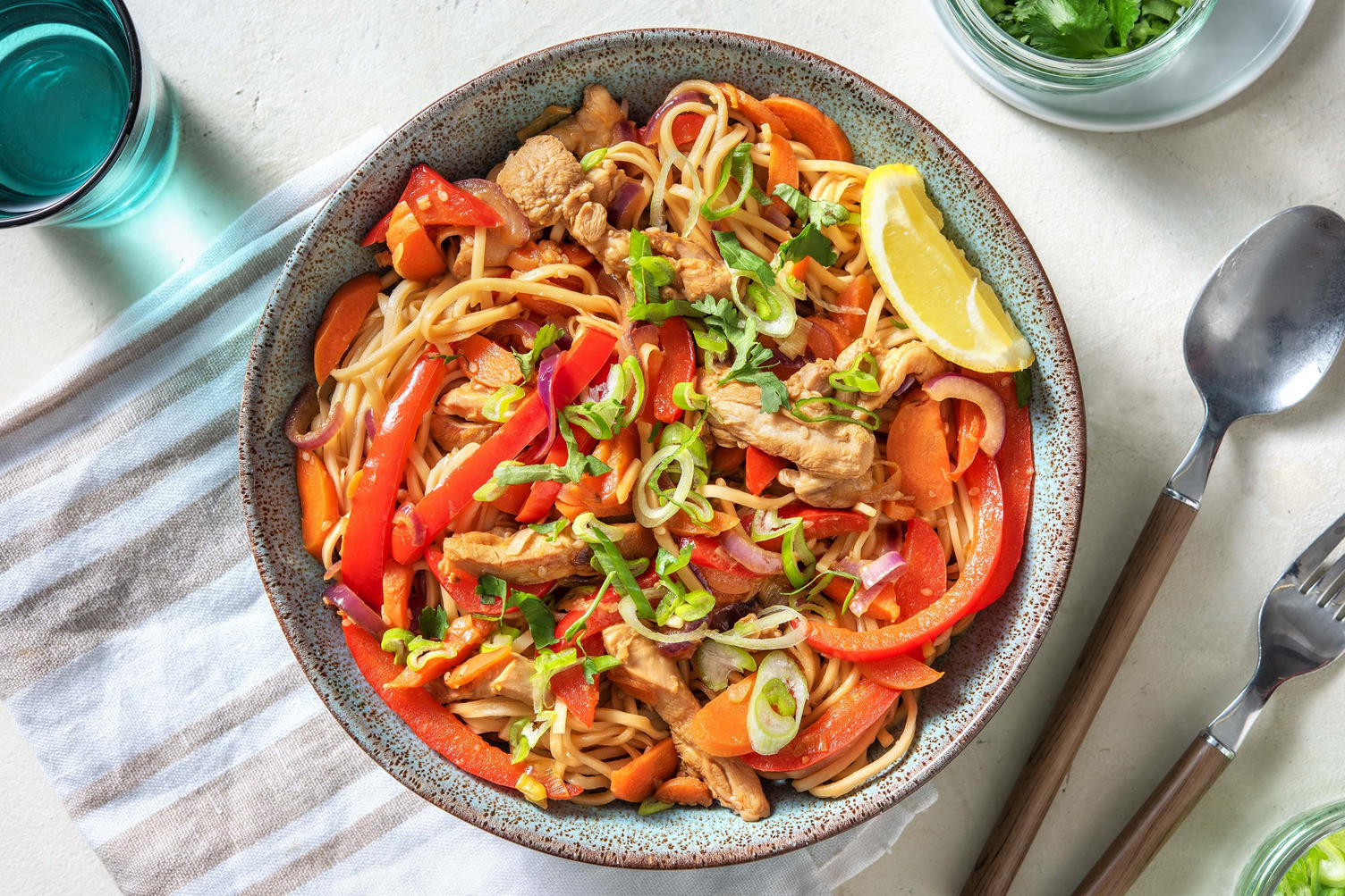 Sticky chicken i nudelwok