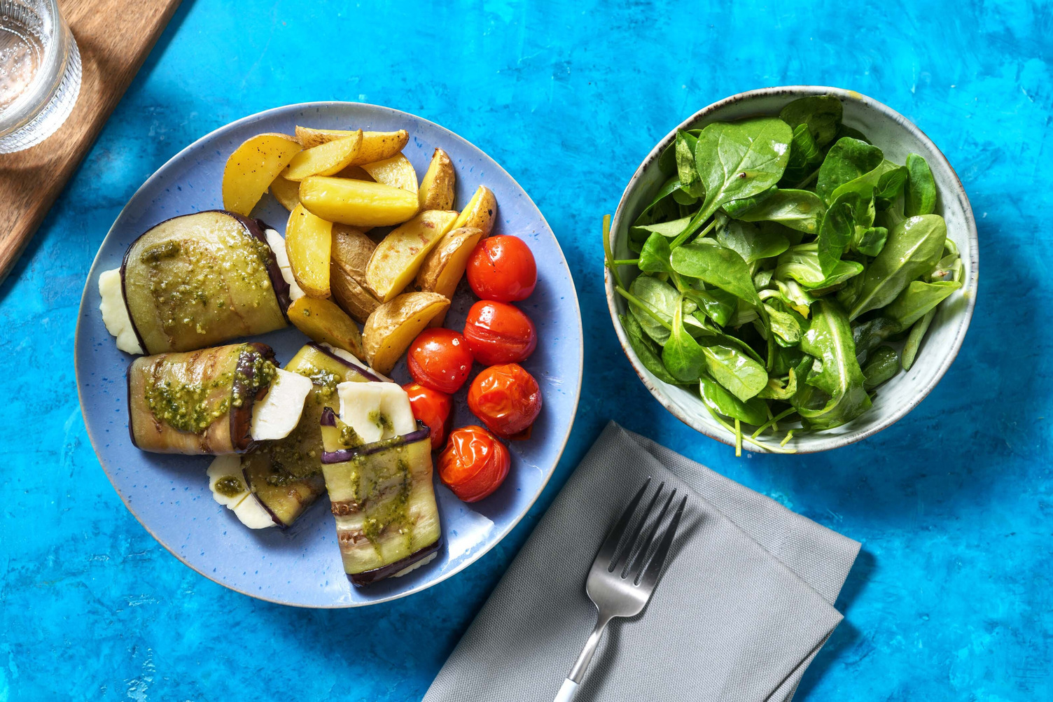 Auberginerolletjes met witte grillkaas en basilicumcrème