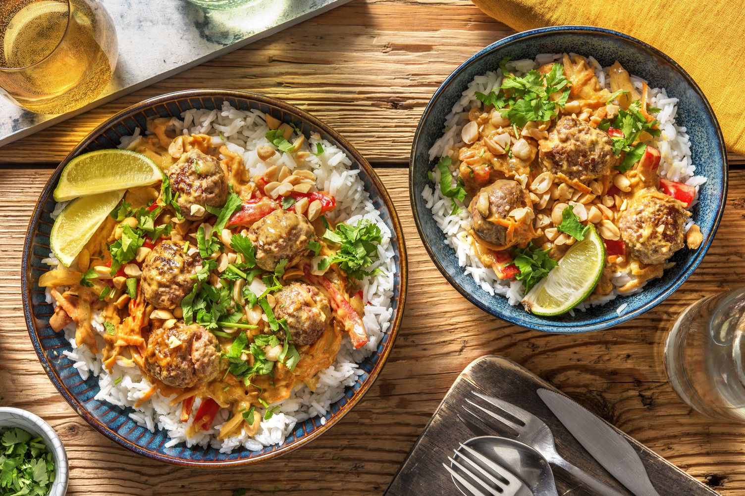 Köttbullar i jordnötssås