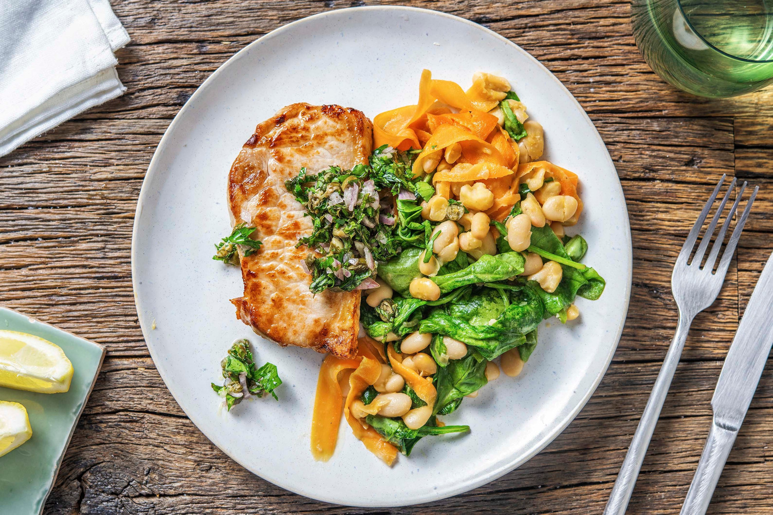 Côte de porc dans l'échine & salsa verde italienne