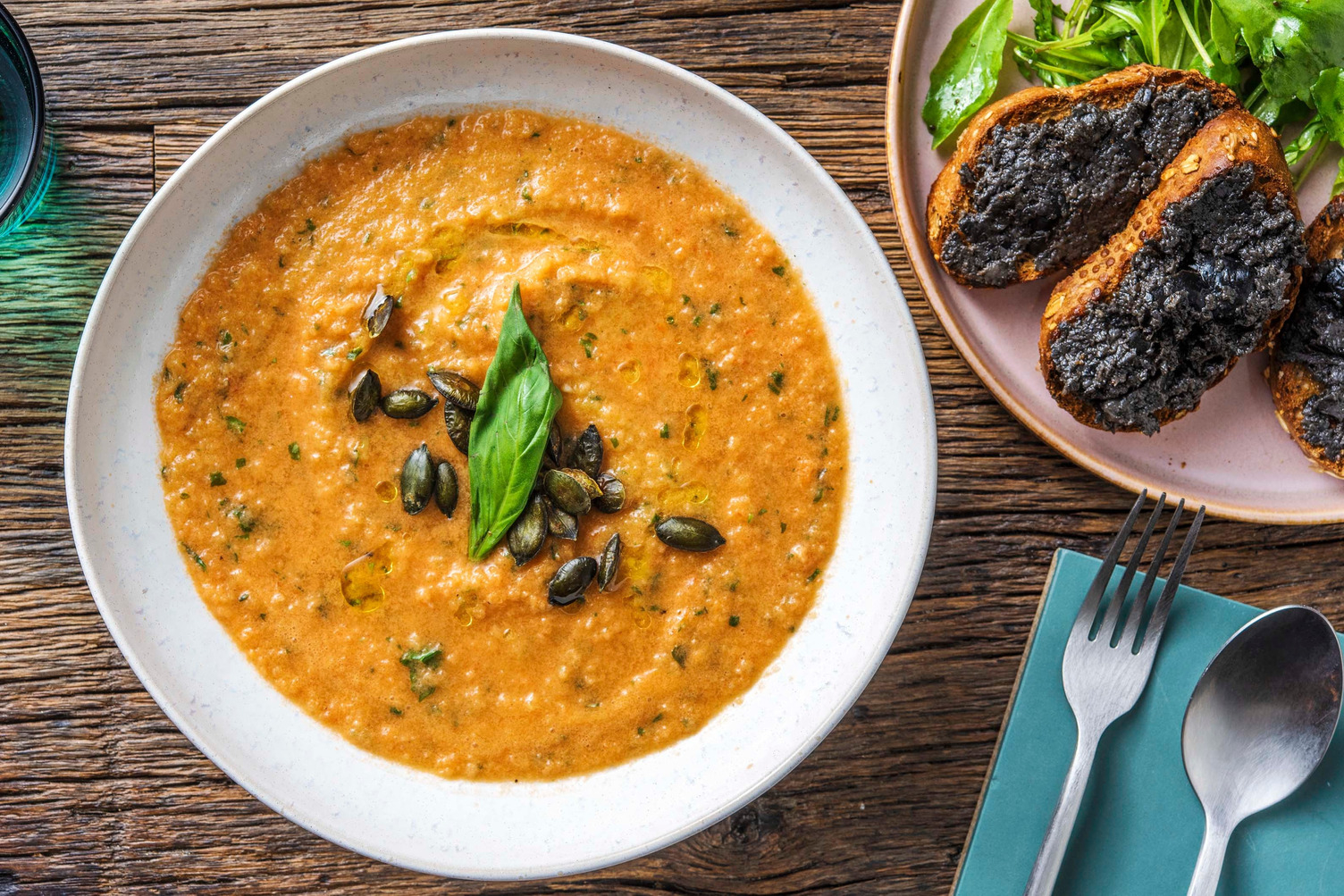 Gaspacho, tartines de tapenade & lamelles de cantal