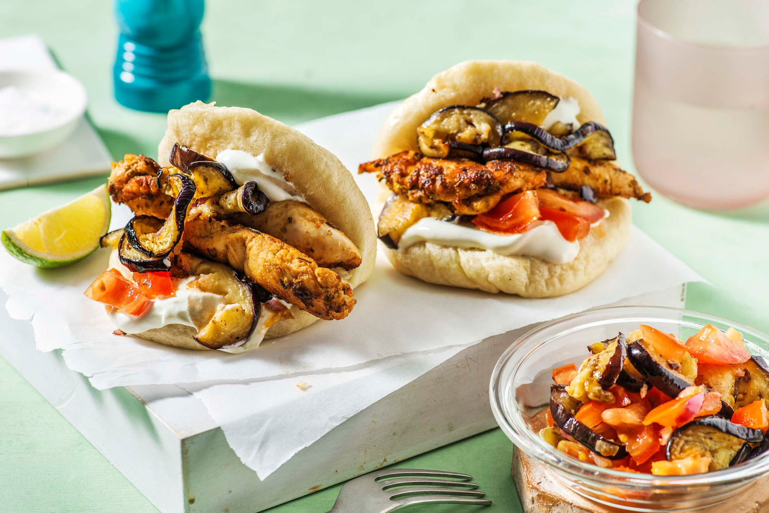 Gyros de poulet au paprika fumé servi dans des pains Bao