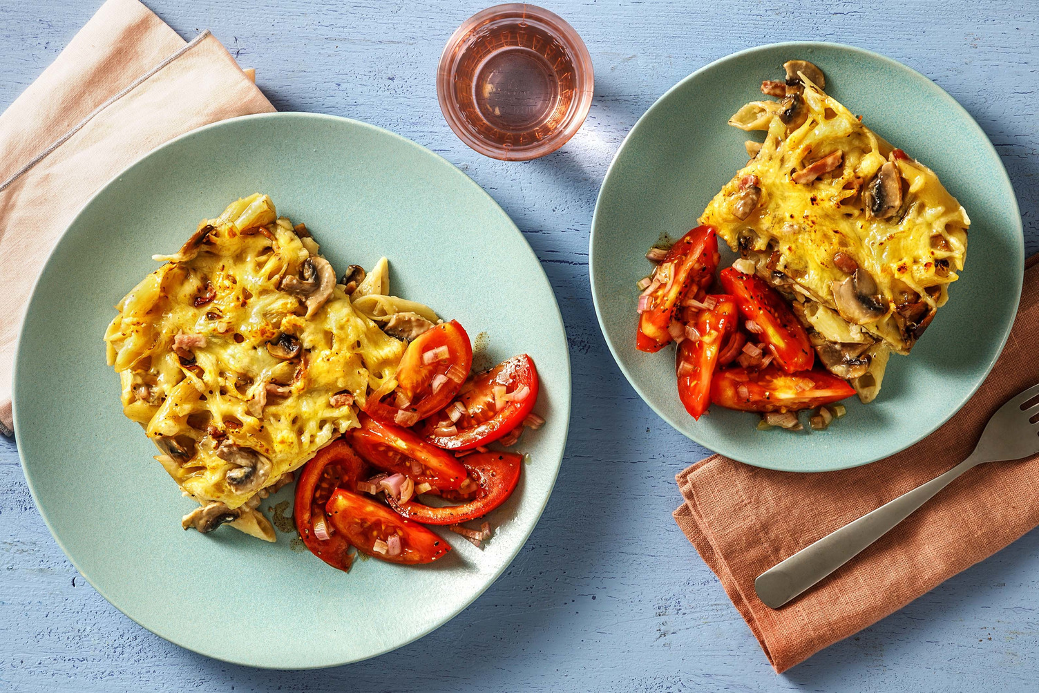 Gratin de pâtes aux lardons, champignons & oignons