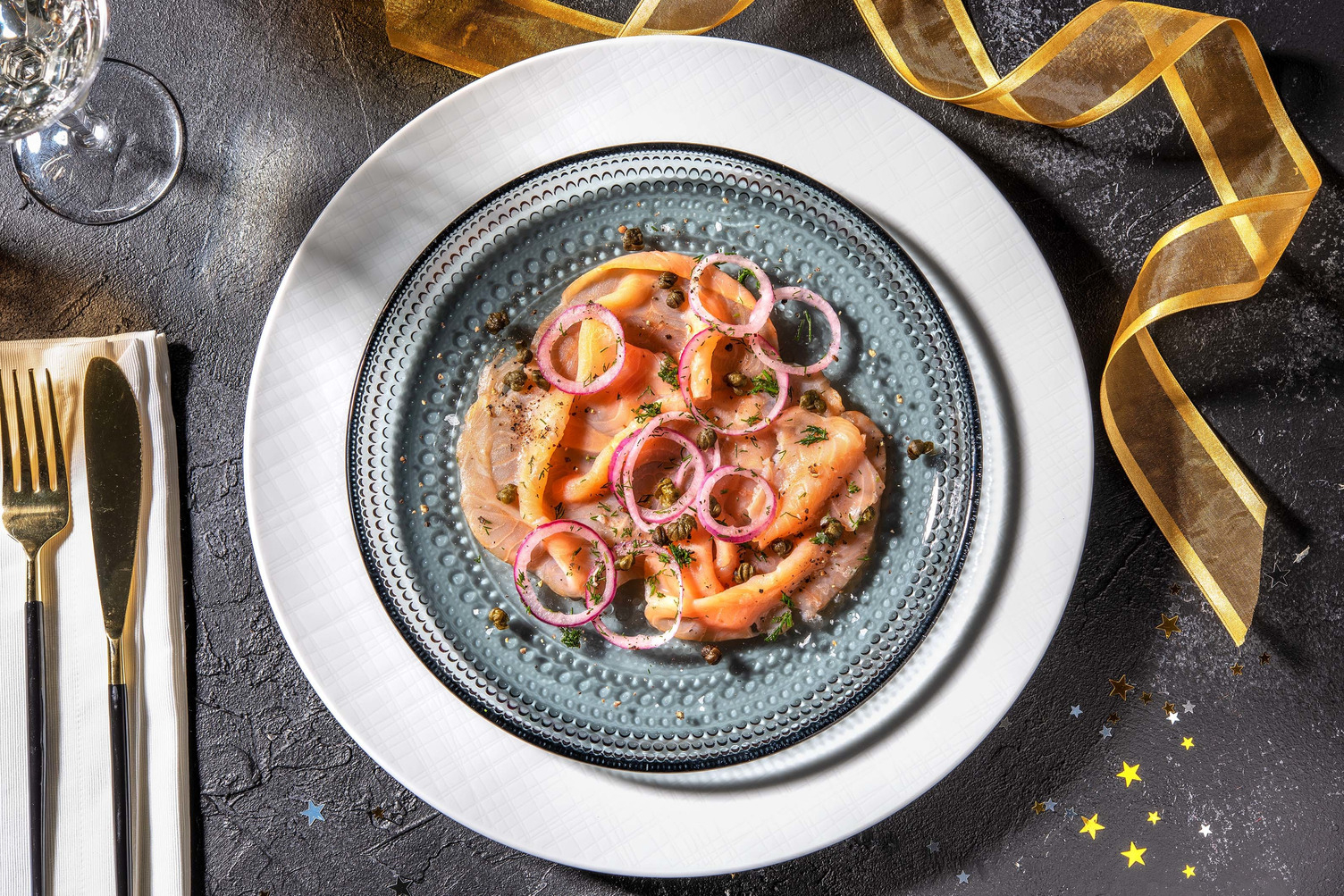 Gerookte zalm met ingelegde rode ui