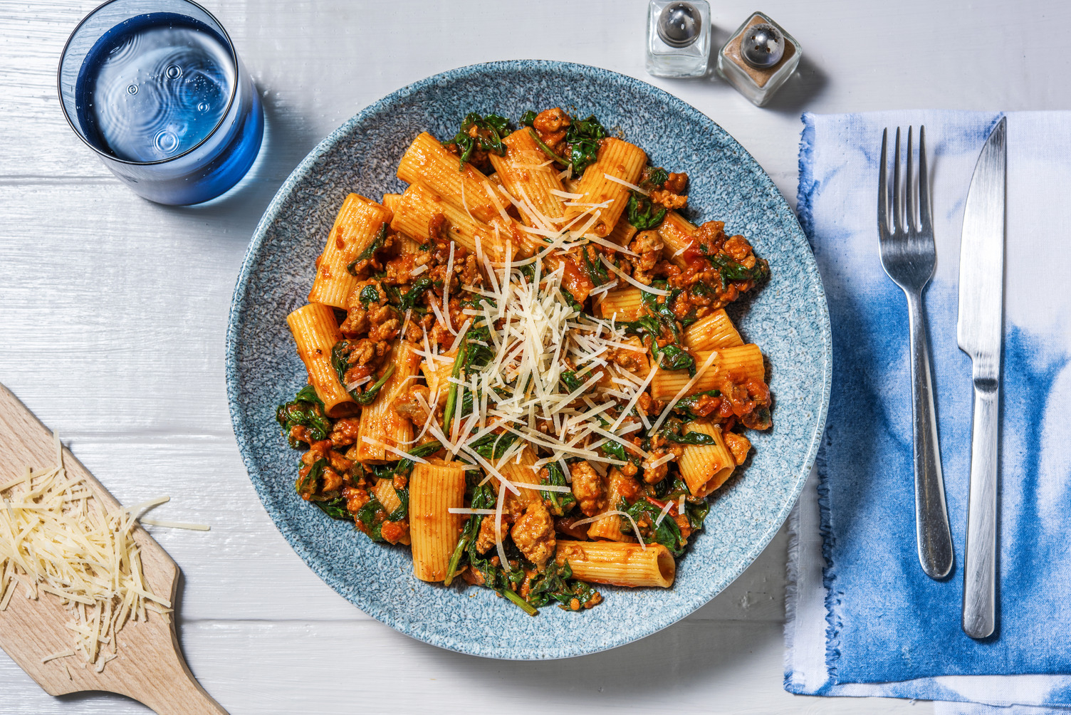 Pasta con salchichas de cerdo y espinacas