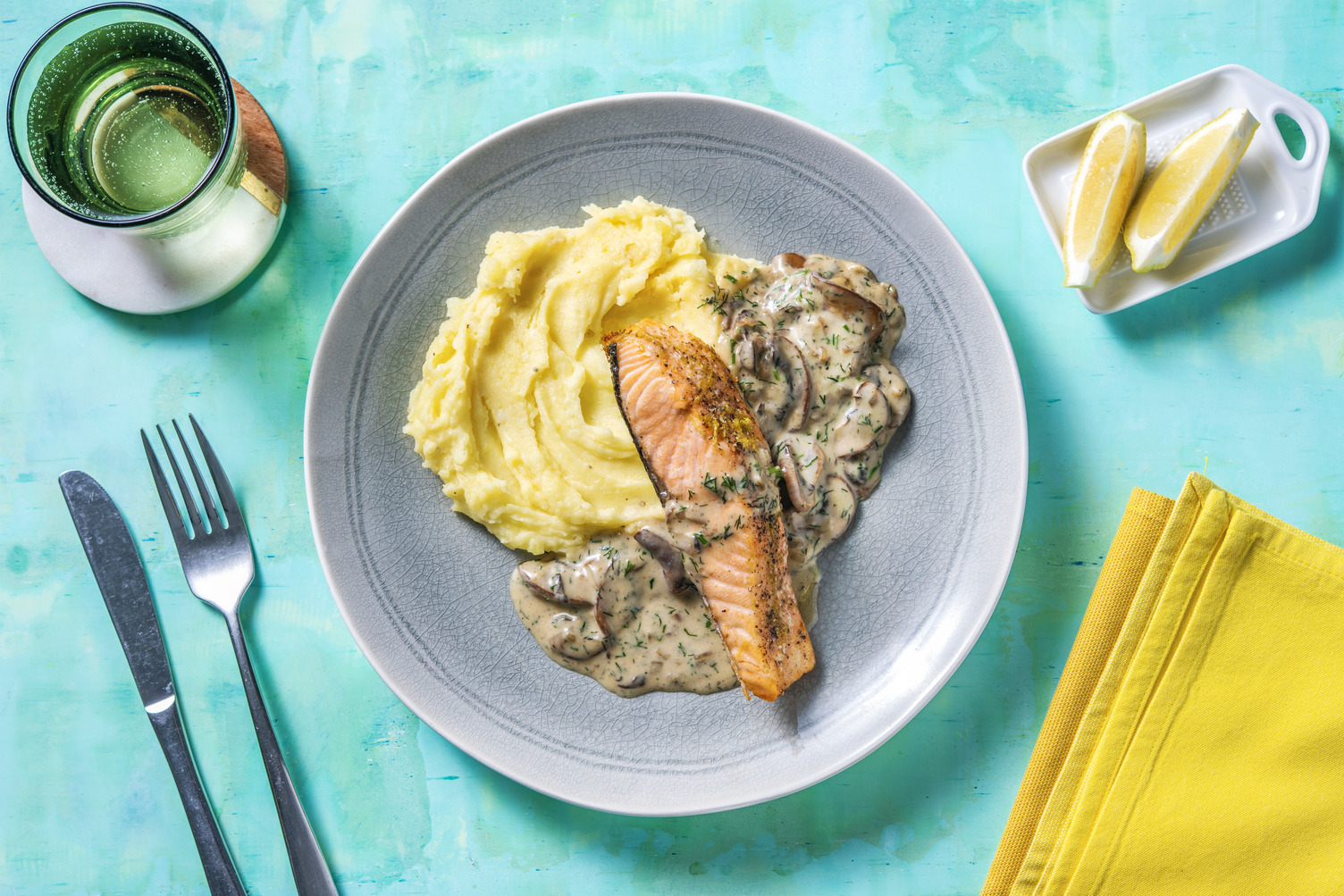 Zalmfilet met citroen en dille-champignonsaus