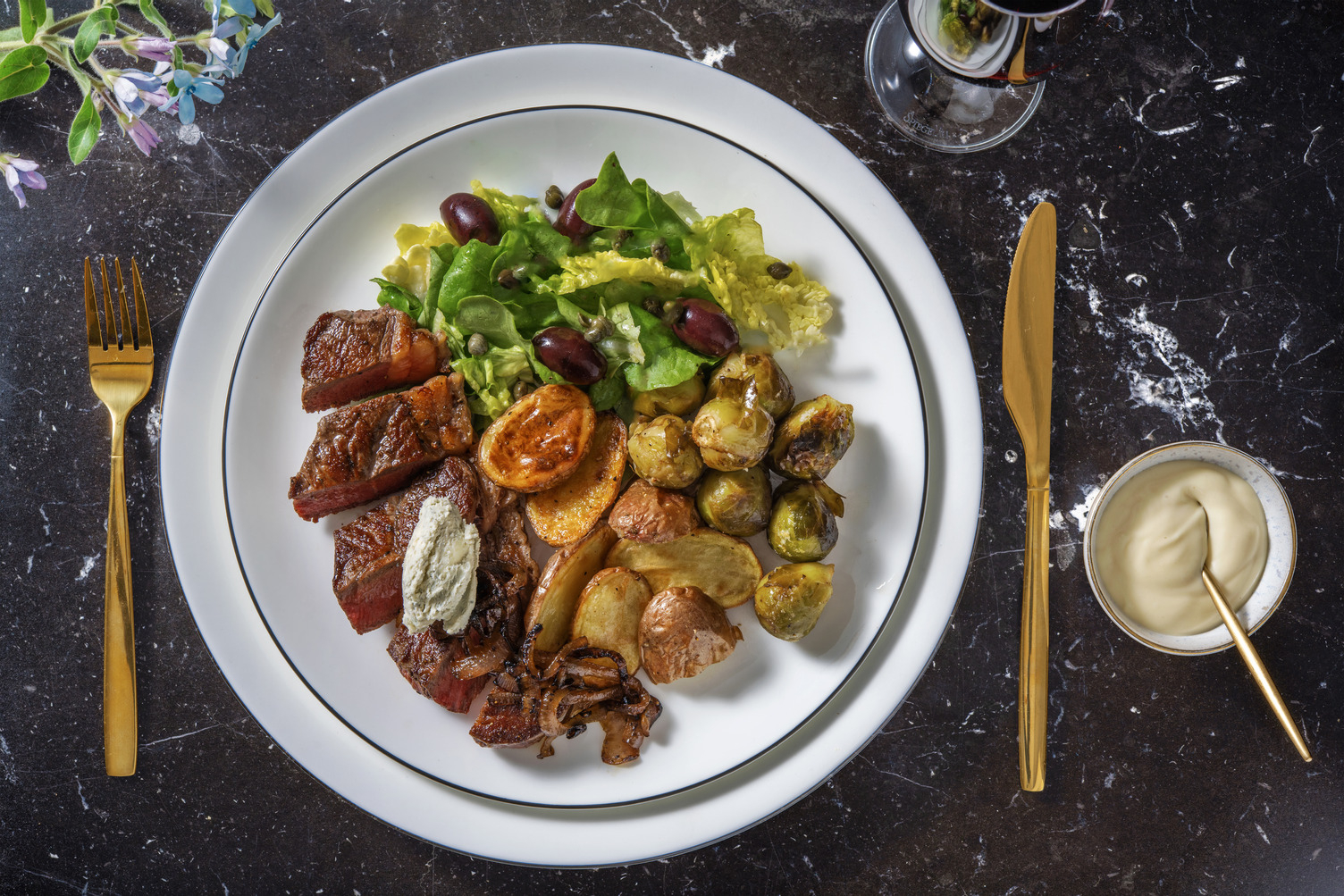 Bœuf beurre au bleu & choux de Bruxelles rôtis