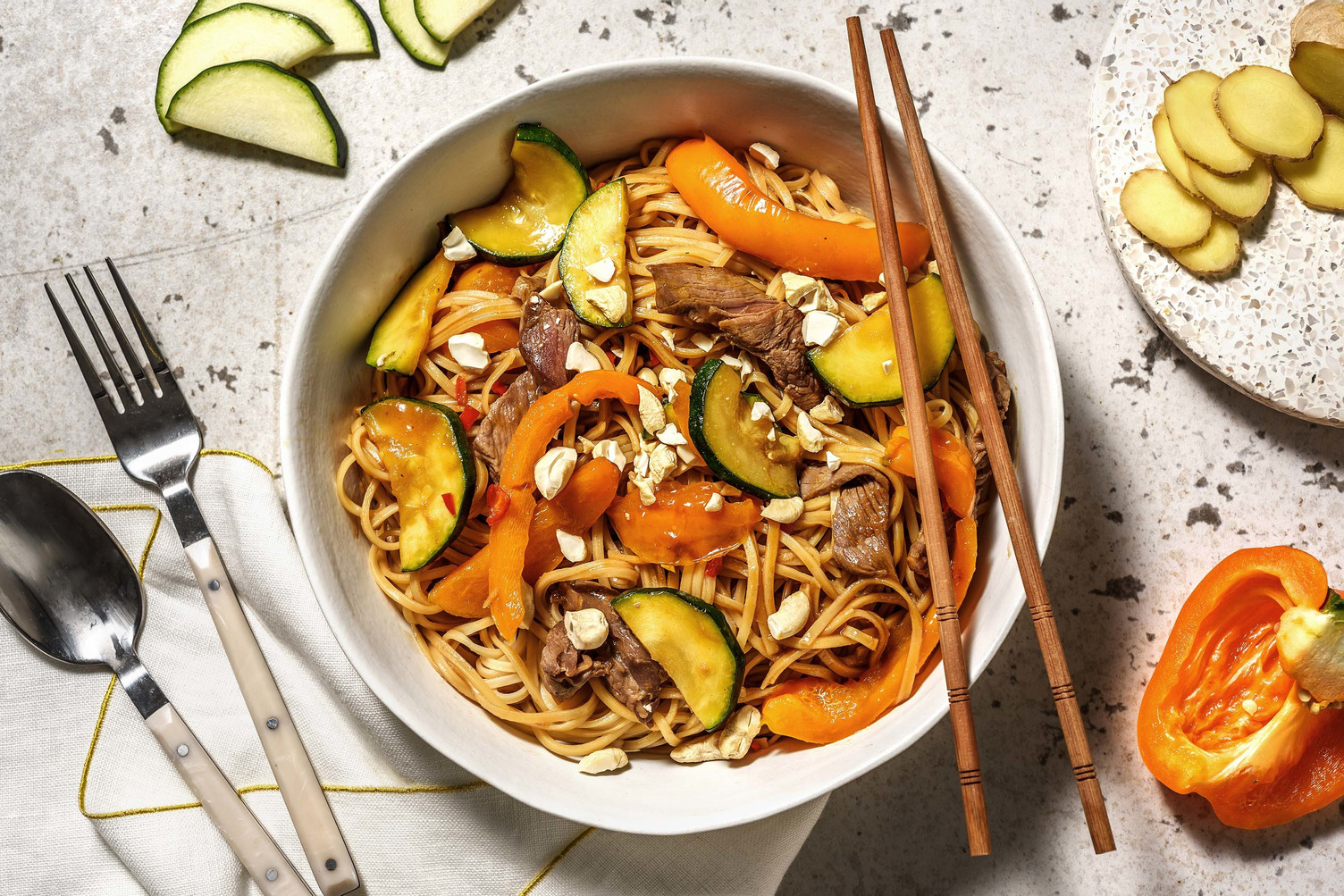 Wok de nouilles sautées au bœuf mariné