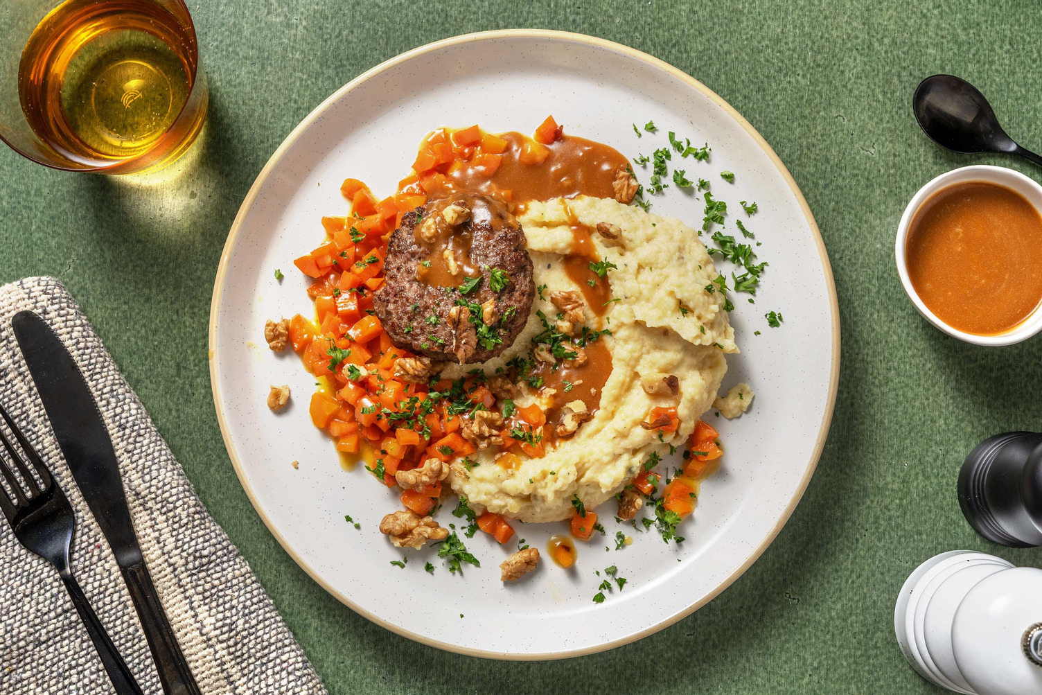 Steak haché maison et sauce à l'échalote