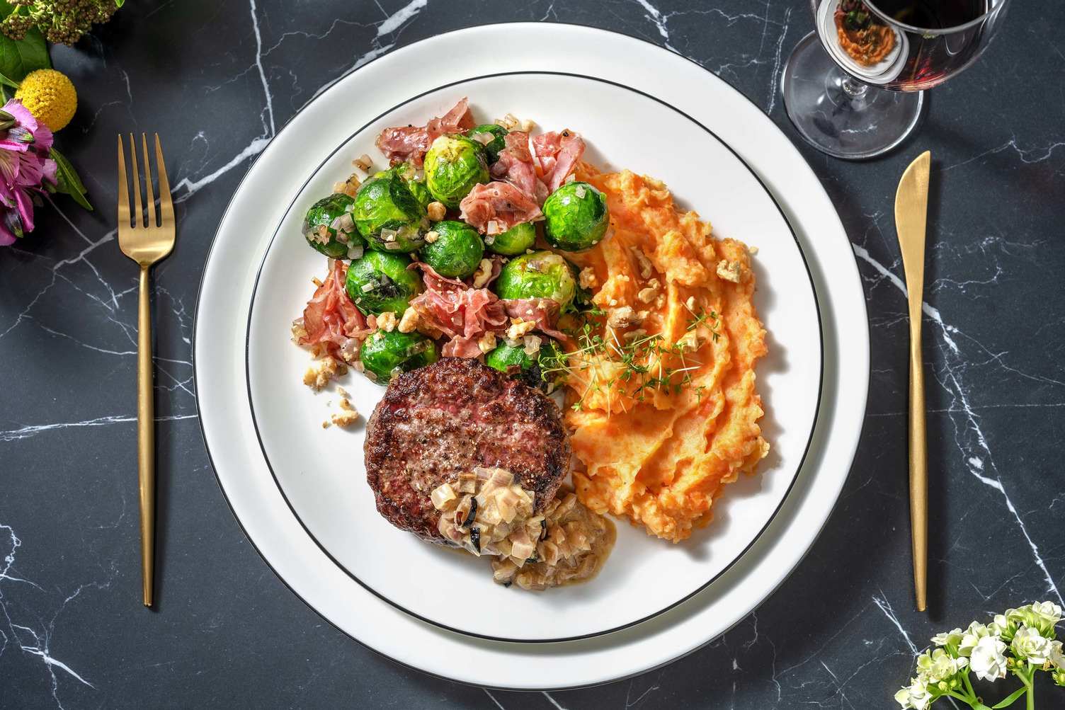 Steak haché, poêlée de choux de Bruxelles & coppa
