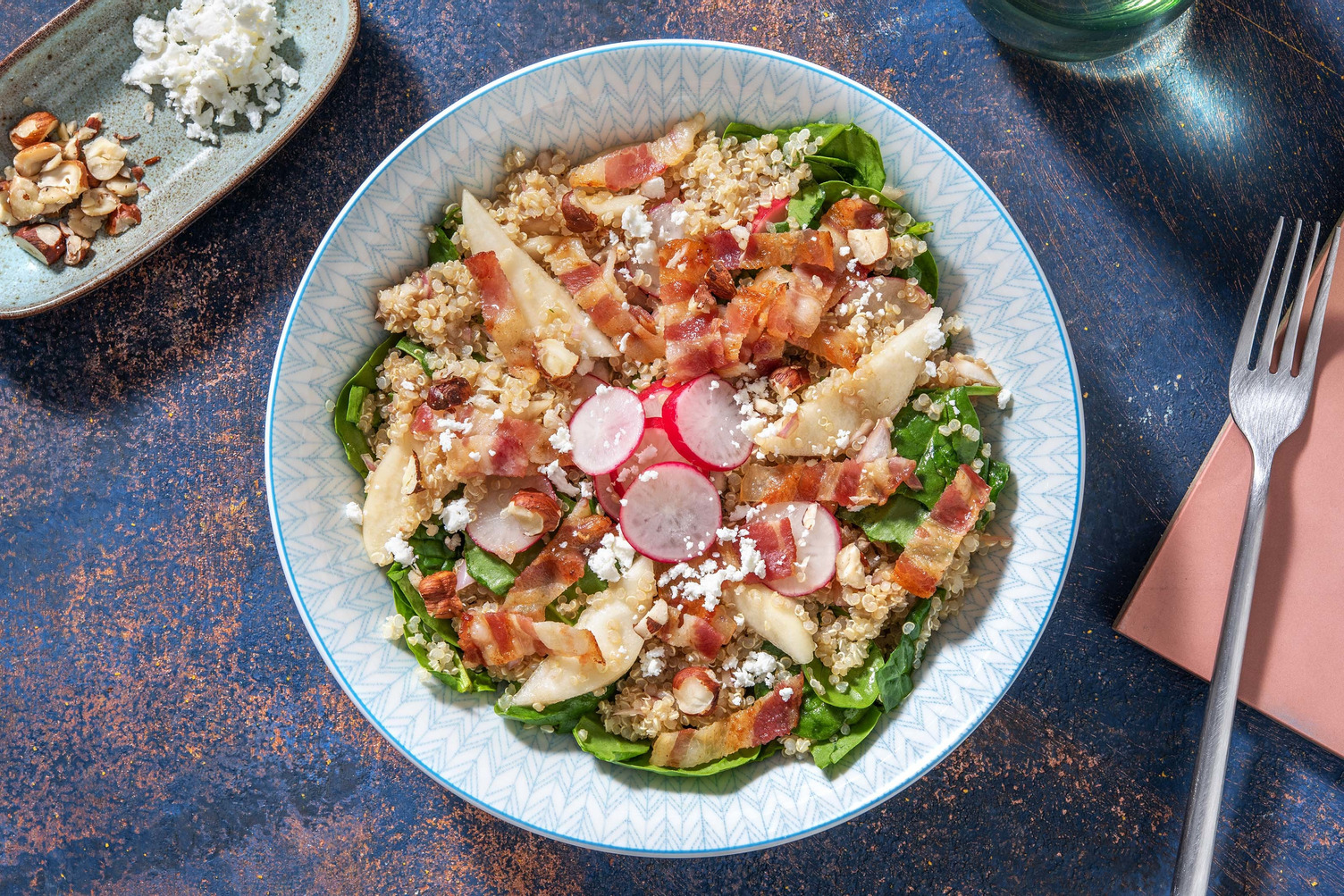 Salade de quinoa, poire, lard & fromage grec