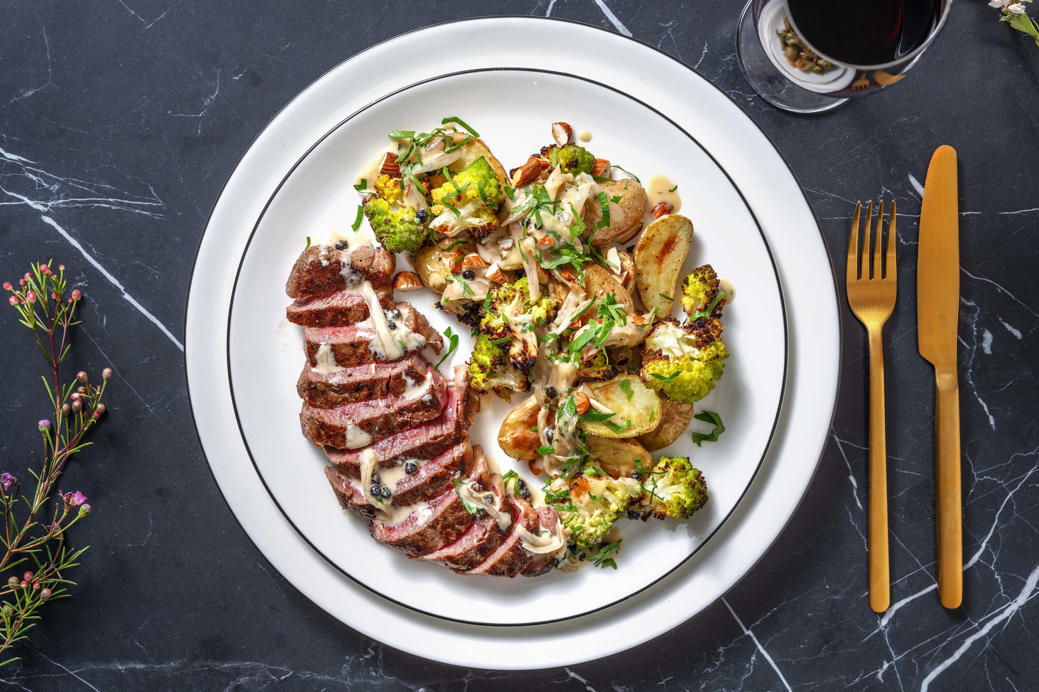 Ryggbiff med pepparsås