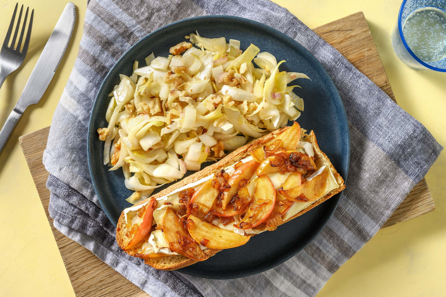 Tartine à la pomme, camembert et oignons confits