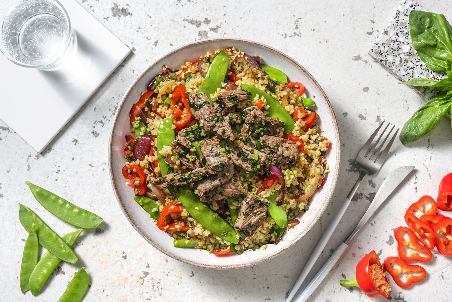 Bulgursalade met biefstukreepjes en peultjes