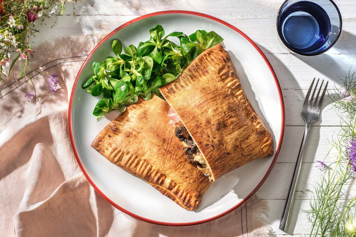 Pizza calzone au jambon cru et fior di latte