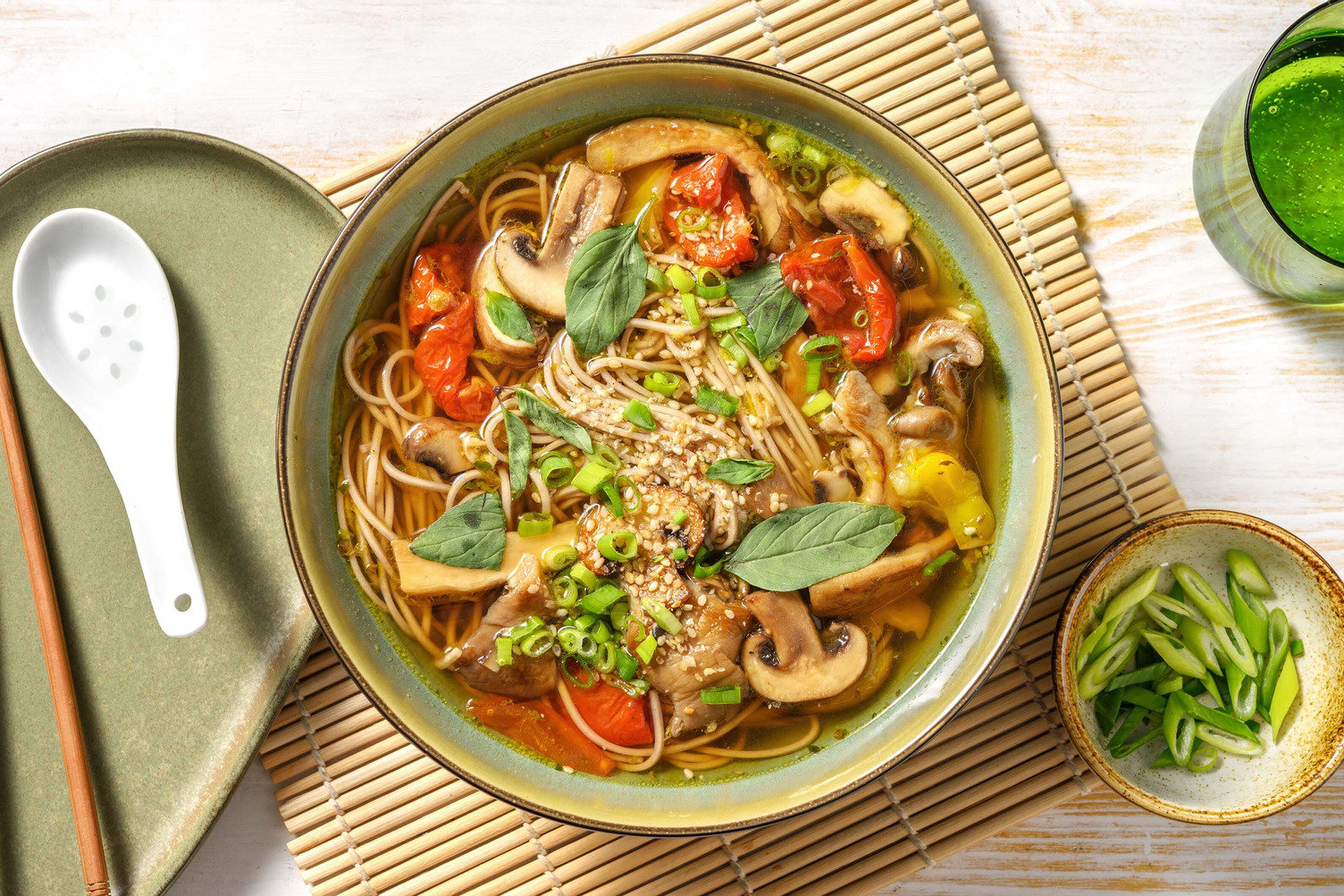Soupe de nouilles soba aux champignons