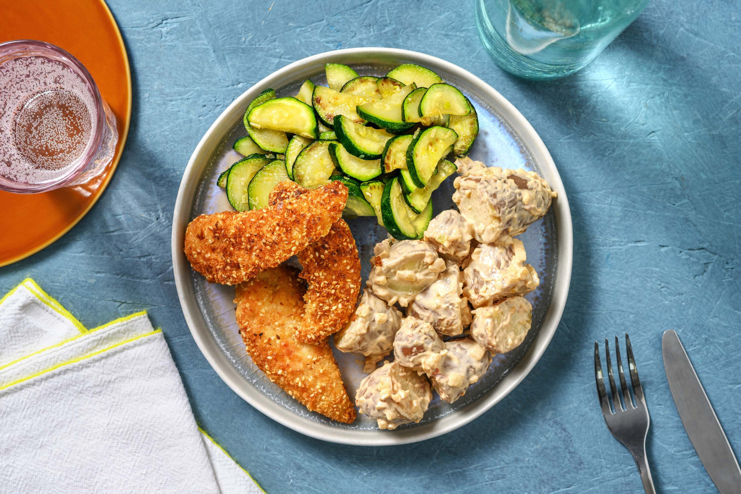 Gepaneerde sesamkip met pittige courgette