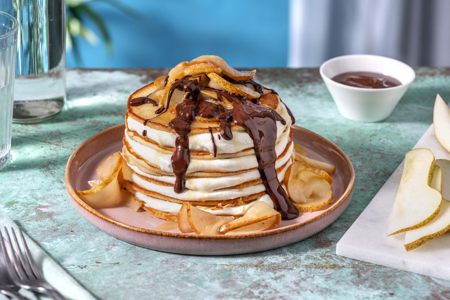 Pannenkoekentaart met gekaramelliseerde peer en chocolade