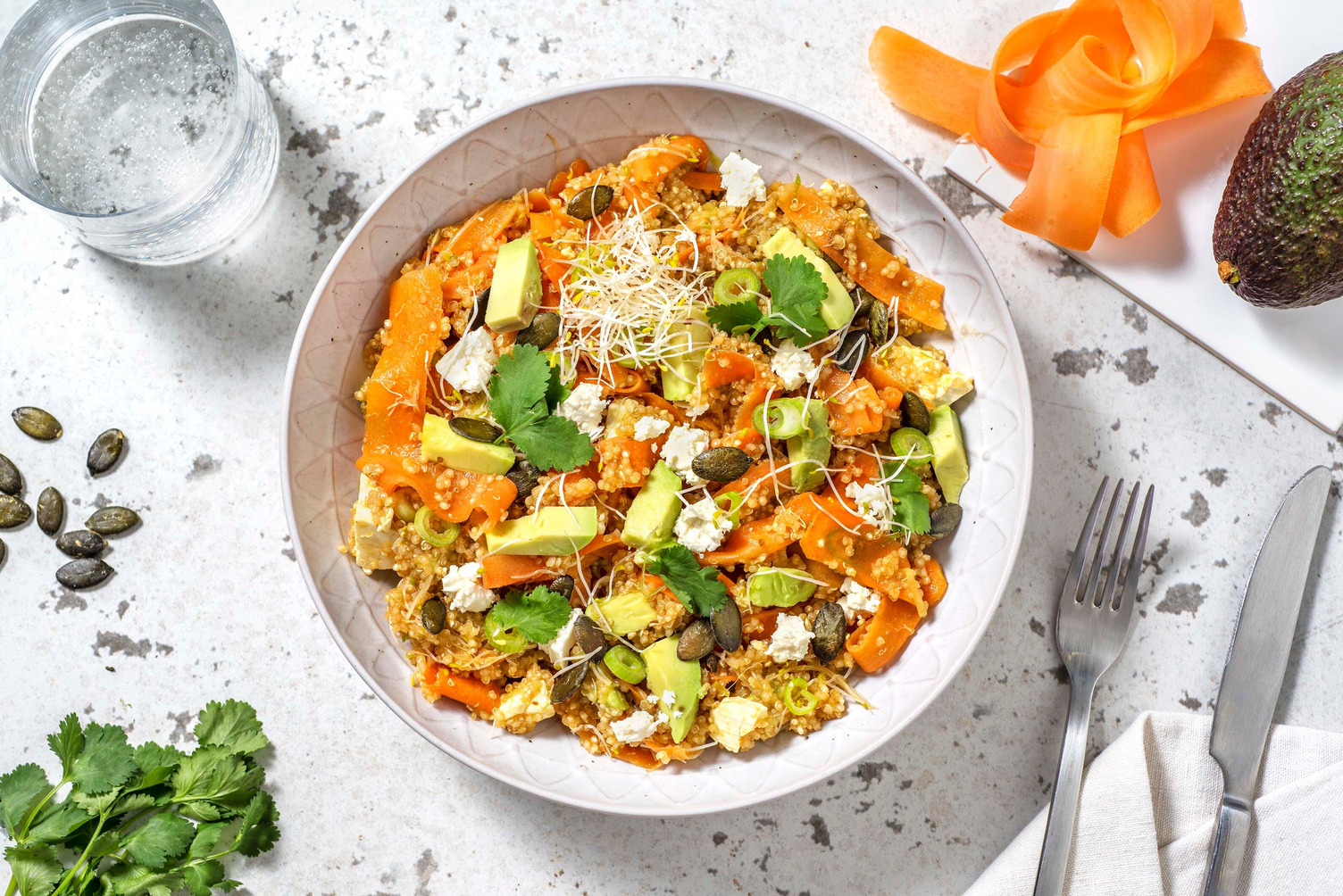 Salade de quinoa, avocat & germes de luzerne