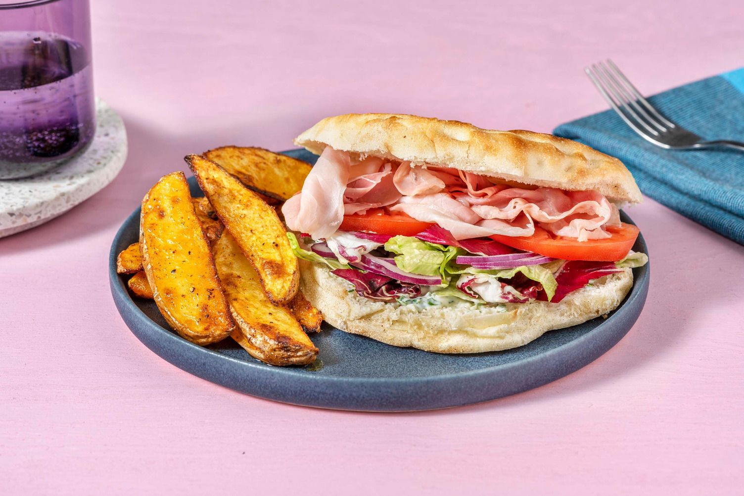 Luchtig broodje warme ham met ravigotesaus