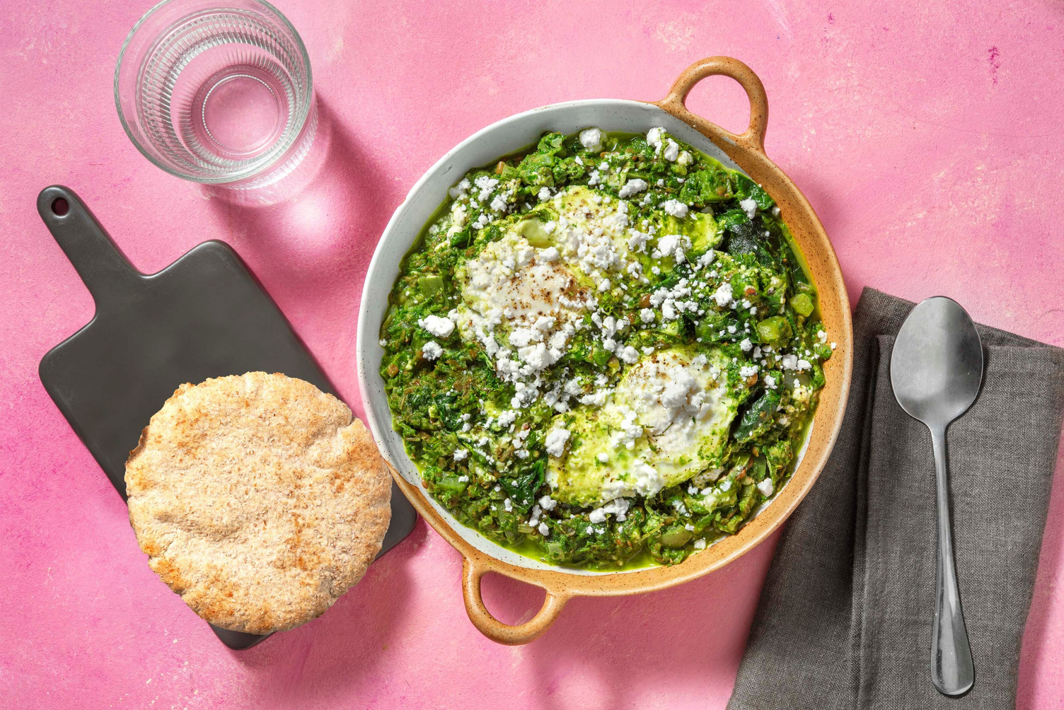 Gepocheerd ei in groene groente-curry 