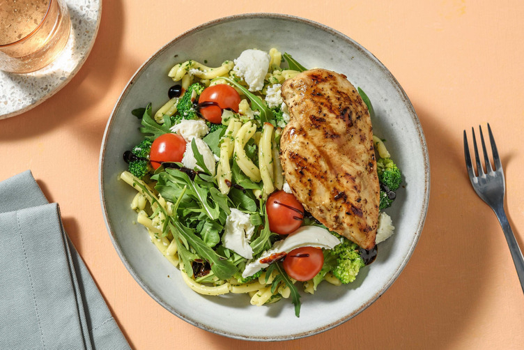 Pastasalat mit Kräuter-Dressing und extra Bio-Hähnchen