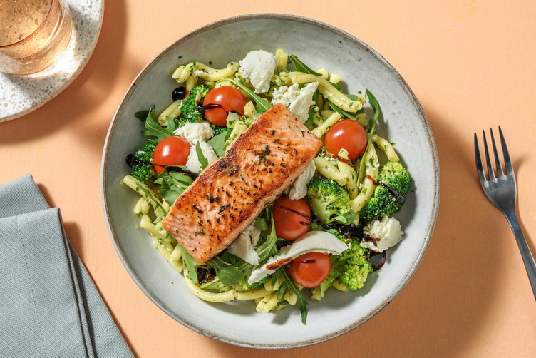 Pastasalat mit Kräuter-Dressing und extra Lachsfilet