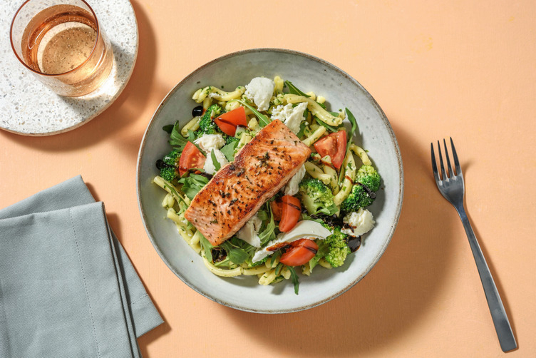 Pastasalat mit Kräutern & extra Lachsfilet