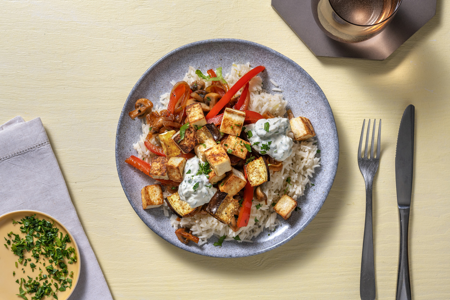 Midden-Oosters gekruide roerbak met witte grillkaas en rijst