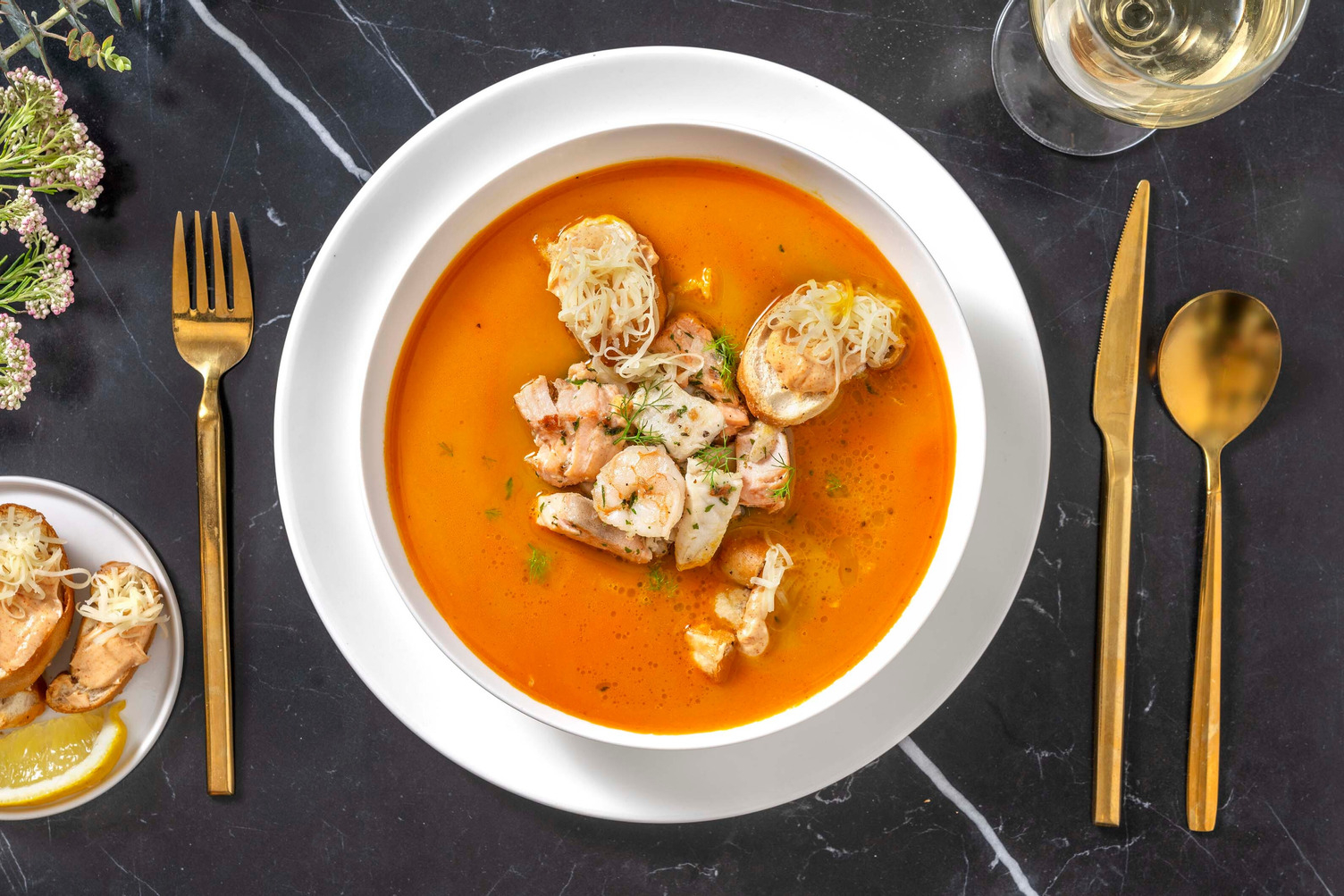 Bouillabaisse met witte wijn en grote garnalen