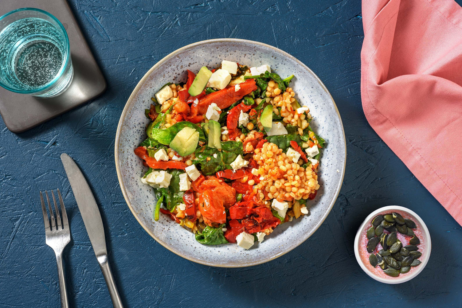 Parelcouscoussalade met avocado en witte kaas