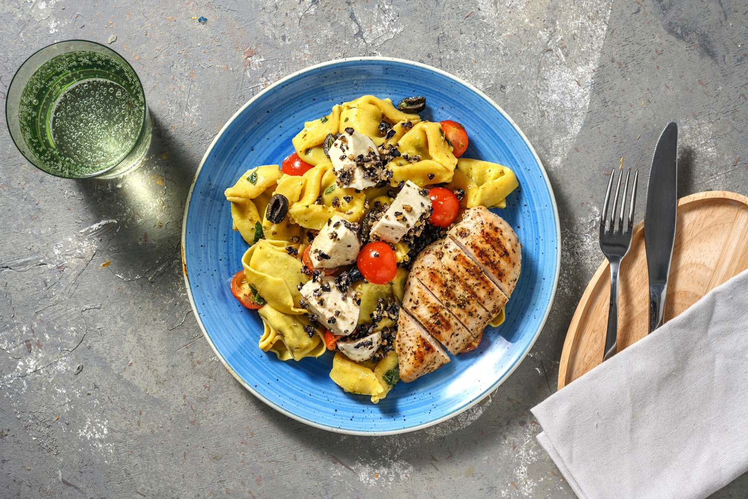 Frischer Tortellini-Salat mit Hähnchenbrust