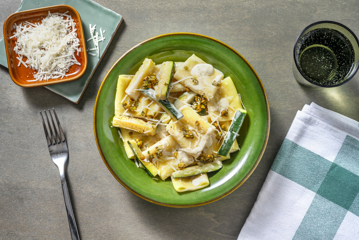 Paccheri mit Pinienkern-Gremolata