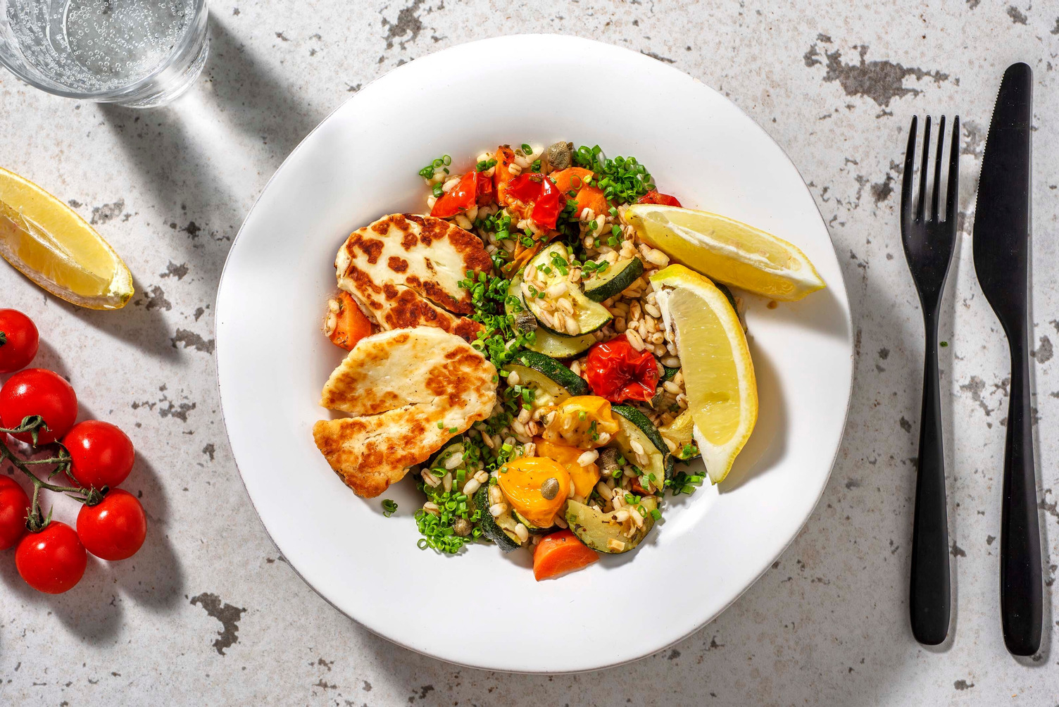 Orge perlé, halloumi grillé et ciboulette