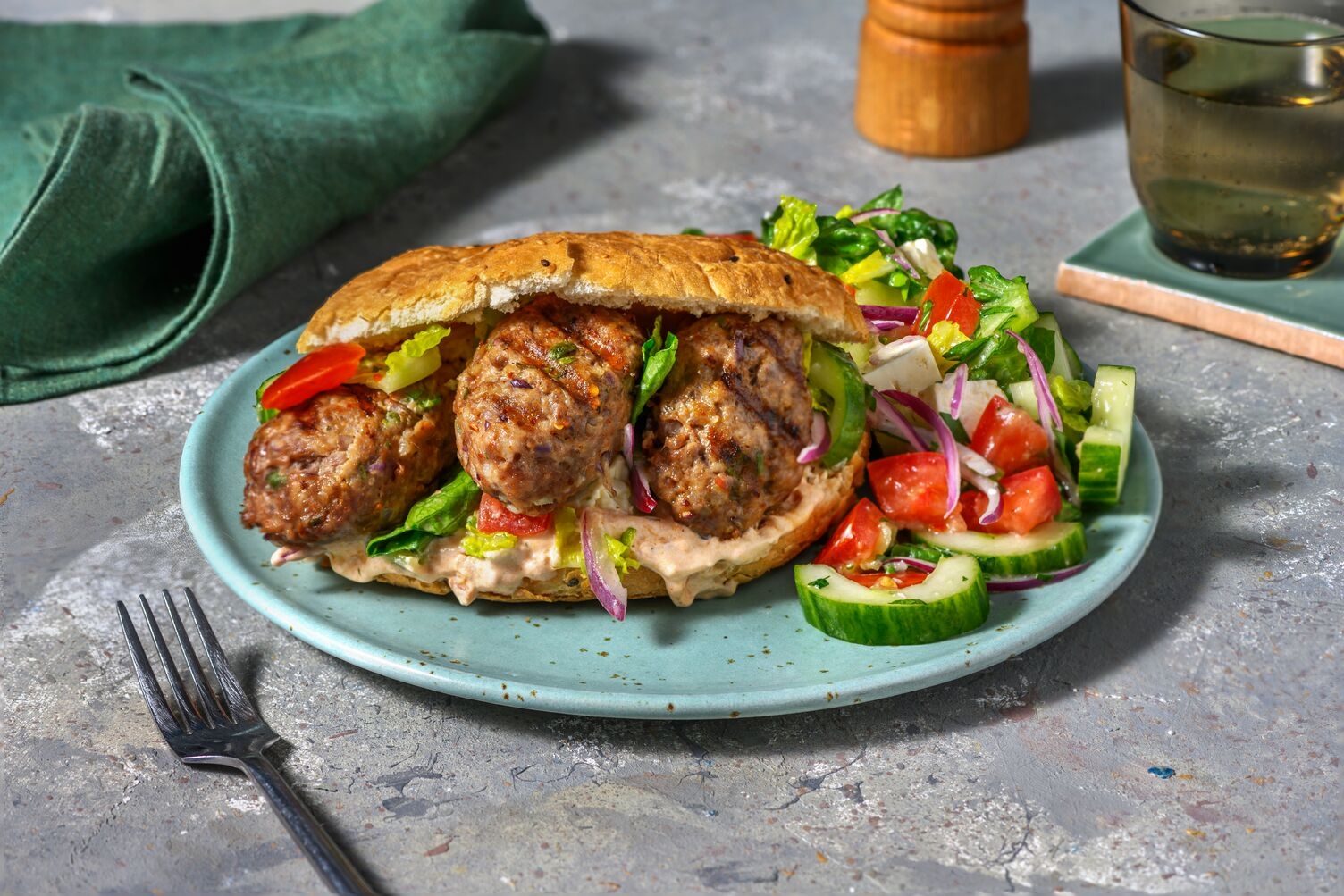 Bifteki mit Feta im Fladenbrot