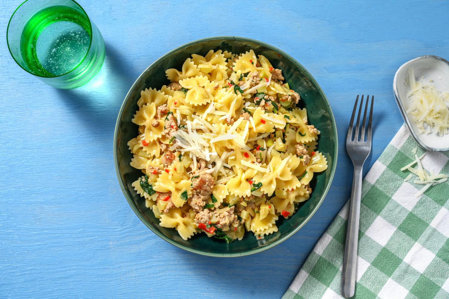 Farfalle cremosos con carne picada