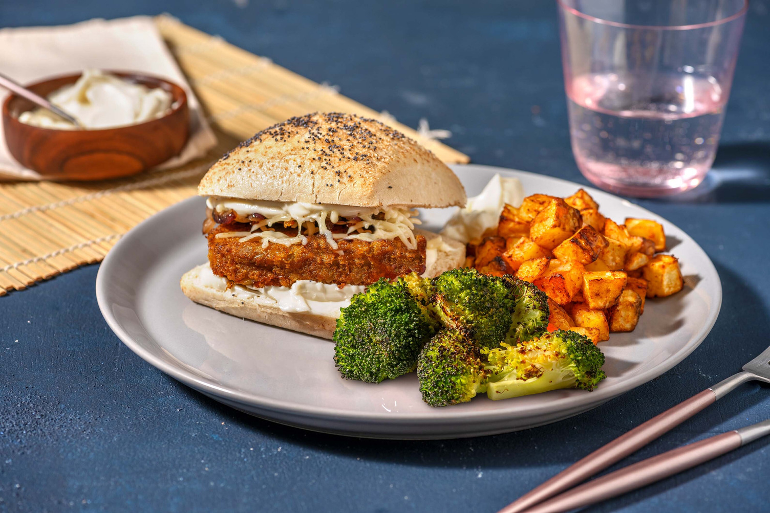 Wortel-pompoenburger met gewokte broccoli