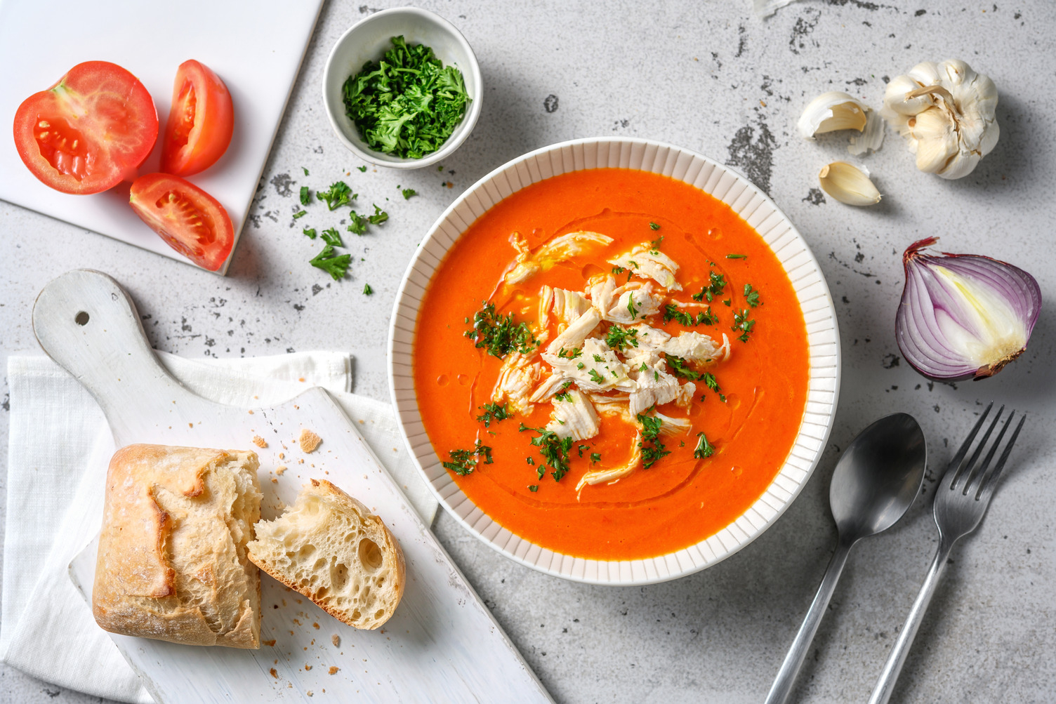 Soupe tomate-poivron & poulet poché