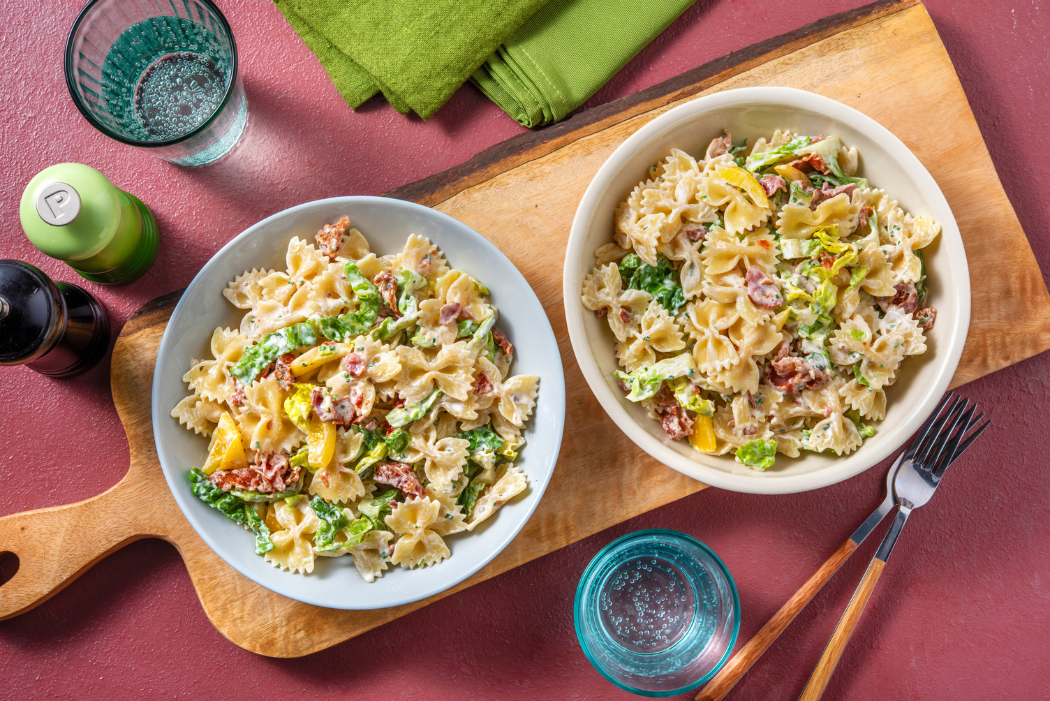 Ensalada tibia de farfalle con bacon y salsa de cebollino